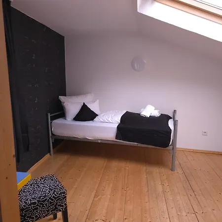 Apartment H X Haus *